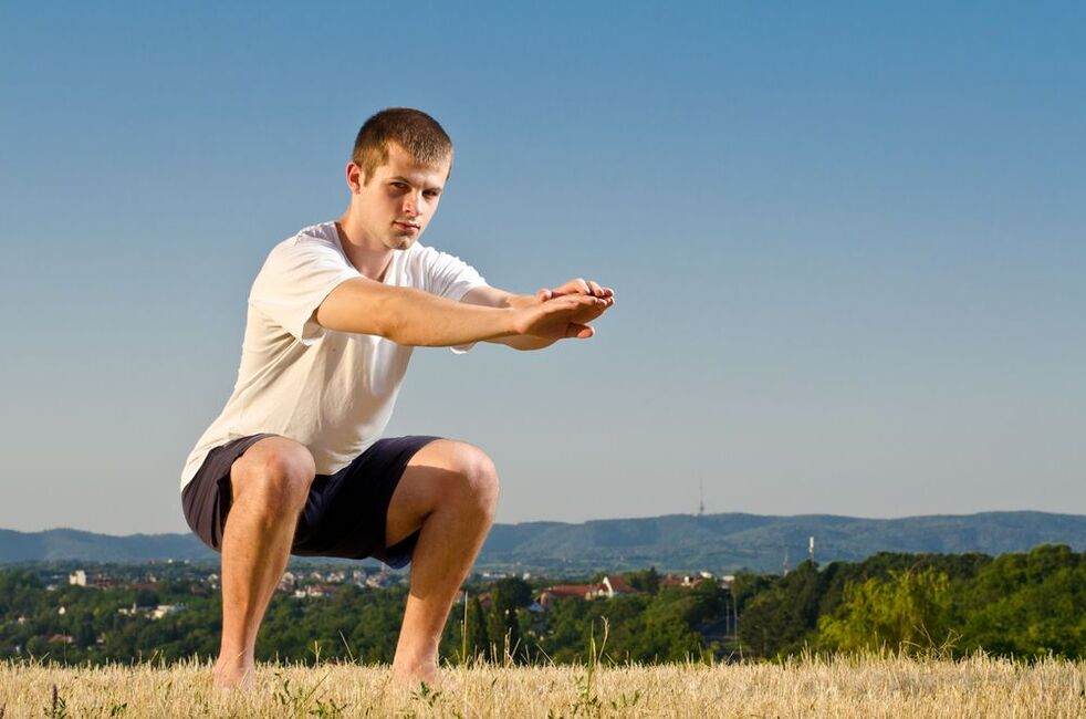 La force des hommes peut être améliorée grâce à des exercices physiques spécifiques tels que les squats. 