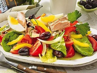 Salade équilibrée dans l'alimentation d'une personne en bonne santé