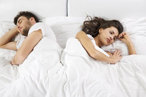 Homme puissant et femme insatisfaite couchée dans son lit
